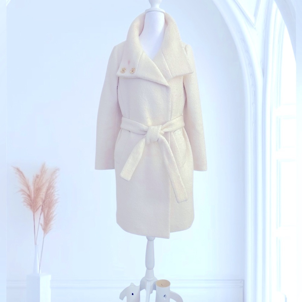 Ann Taylor Classic Winter White Coat

Scarf and ear muffs not included.